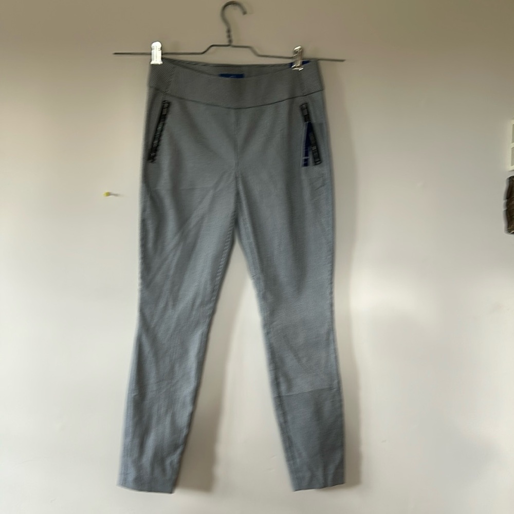 APT . 9   Skinny fit. Mid rise pants.  Size 6
